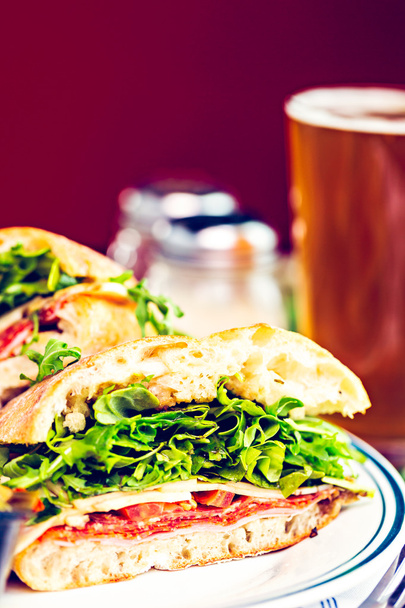 frische Spezialität Sub Sandwich mit geschmolzenem Mozzarella-Käse - Foto, Bild