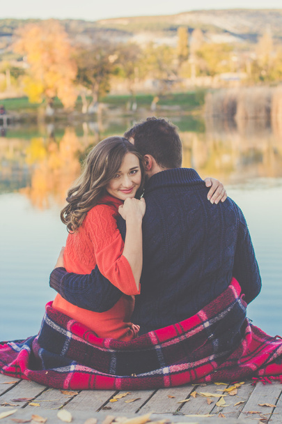 Jeune beau couple près du lac d'automne
 - Photo, image