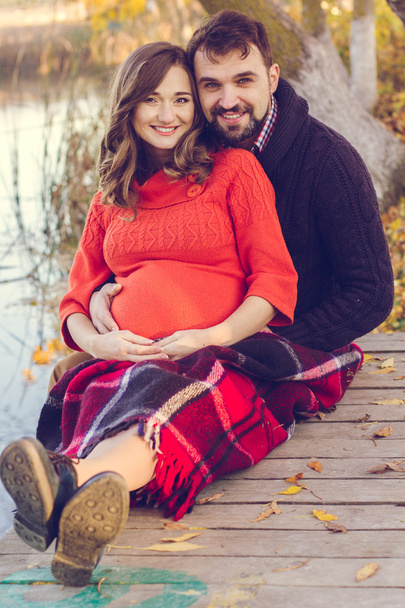 Pregnant wife and husband are resting near lake - Foto, Imagem