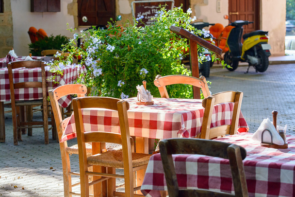 Mesa griega tradicional en la cafetería de la isla de Creta
 - Foto, imagen