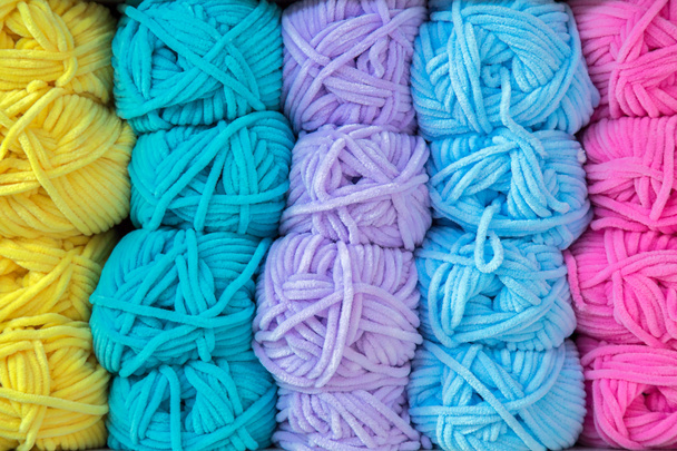 Colorato di lana palline di filato in un negozio di tessuti
 - Foto, immagini