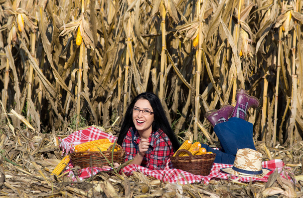 Farmář dívka leží v kukuřičném poli - Fotografie, Obrázek