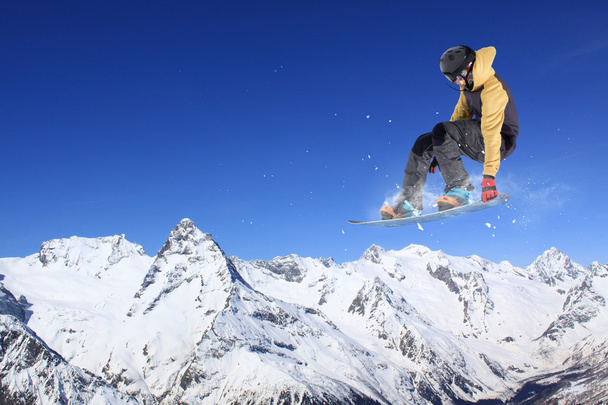 Snowboarder repülő hegység, extrém sport - Fotó, kép