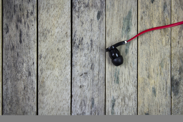 auriculares puestos en tablón de madera, fondo de estilo de vida
 - Foto, Imagen