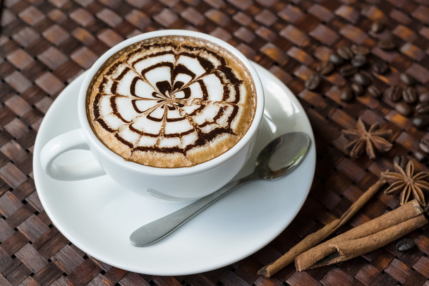 Café Capuchino o latte en una taza blanca con espuma en forma de corazón
 - Foto, imagen