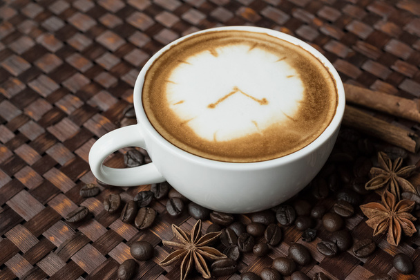 Capuchino ή latte καφέ σε ένα λευκό φλιτζάνι με καρδιά σχήμα αφρού - Φωτογραφία, εικόνα