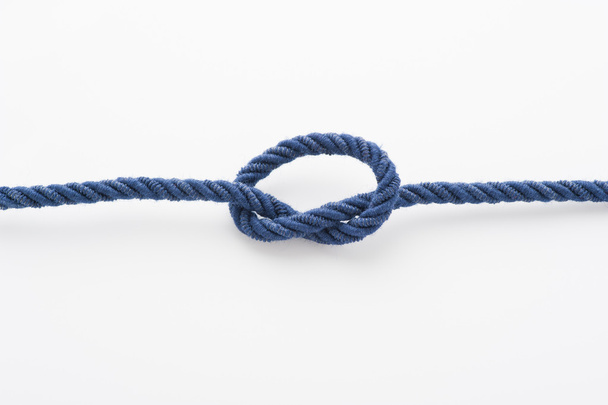 Синяя веревка с завязанным узлом
 - Фото, изображение