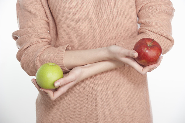 Jovem segurando duas maçãs
 - Foto, Imagem