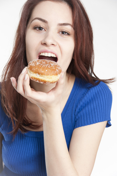 Jeune femme mangeant un beignet
 - Photo, image