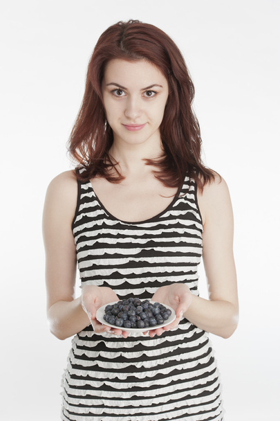 junge Frau hält einen Teller mit Blaubeeren - Foto, Bild