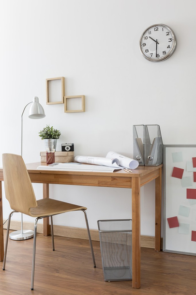 Schreibtisch und Stuhl im Home Office - Foto, Bild