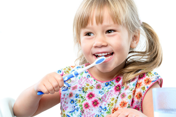 κορίτσι βουρτσίζει τα δόντια. - Φωτογραφία, εικόνα