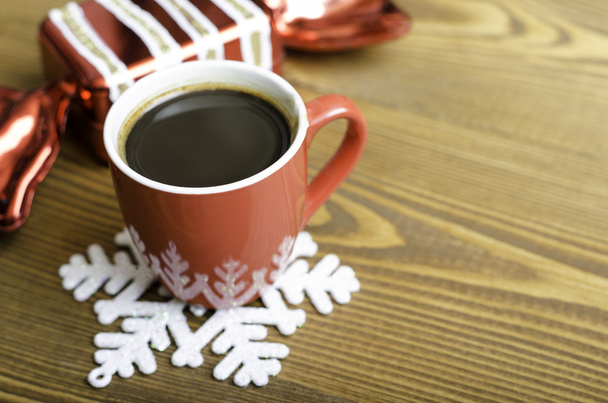 Una taza de café, copo de nieve y dulces de Navidad
 - Foto, Imagen
