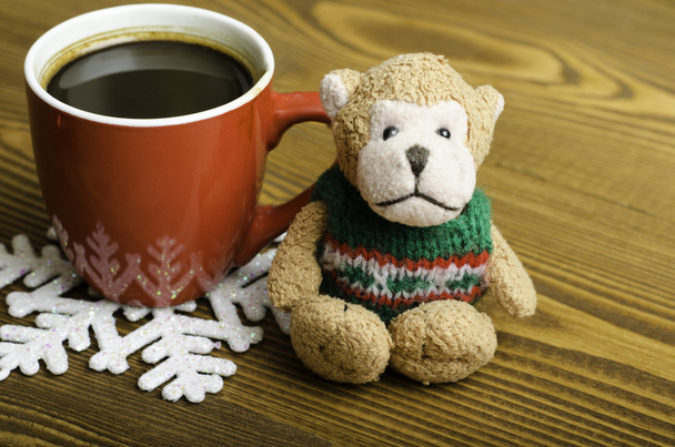 Copa de café, copo de nieve y mono de juguete
. - Foto, Imagen