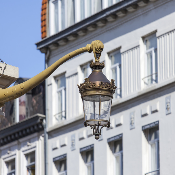 LILLE, FRANCE, 28 августа 2015 года. Красивый декоративный уличный фонарь против архитектуры
 - Фото, изображение