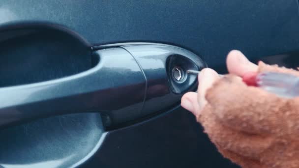 Złodziej hacki zamka drzwi w samochodzie - Materiał filmowy, wideo