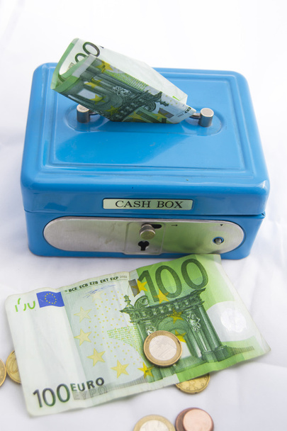 Στοίβες των κερμάτων και των τραπεζογραμματίων σε ένα κουτί μετρητών - Φωτογραφία, εικόνα