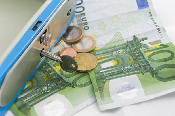 Montones de monedas y billetes en euros en una caja de efectivo
 - Foto, imagen