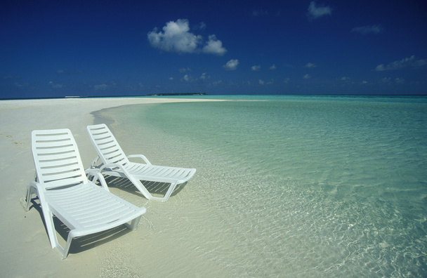 Καρέκλες στην παραλία με το θαλασσινό τοπίο - Φωτογραφία, εικόνα