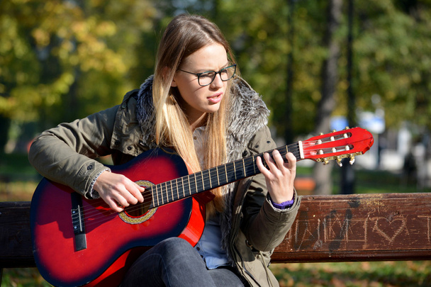 meisje spelen gitaar - Foto, afbeelding