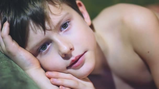 dospívající chlapec ležící bokem olízl - Záběry, video