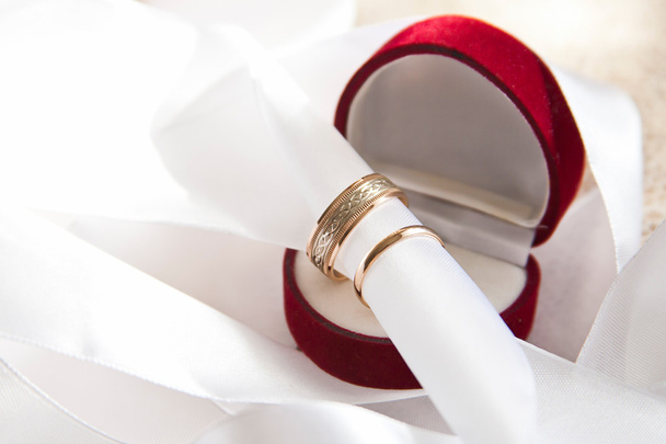 Kırmızı bir kutu içinde altın düğün yüzük beyaz dekorasyon - Fotoğraf, Görsel