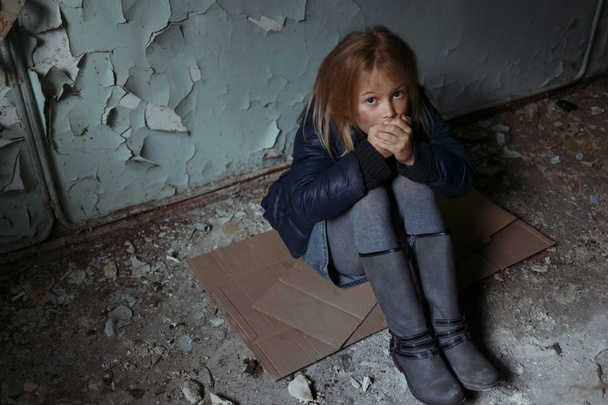Hopeless girl sitting on the floor - Fotoğraf, Görsel