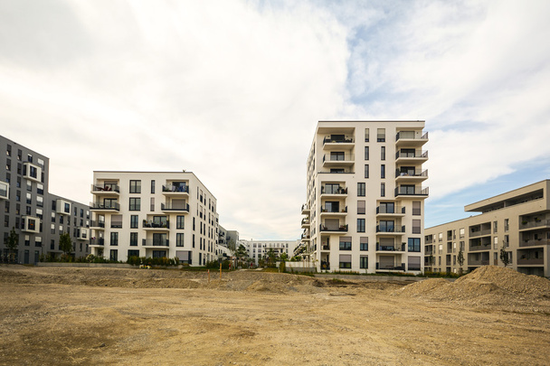 Baustelle mit modernen Mehrfamilienhäusern - Niedrigenergiehäuser - Foto, Bild