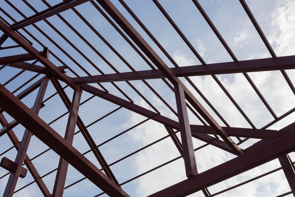конструктивний сталевий промінь на даху житлового будинку
 - Фото, зображення