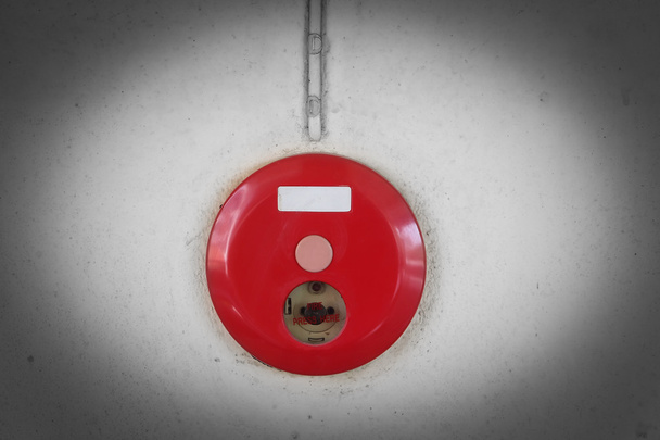 rote Brandmeldebox für Warnsystem an Wand montiert - Foto, Bild