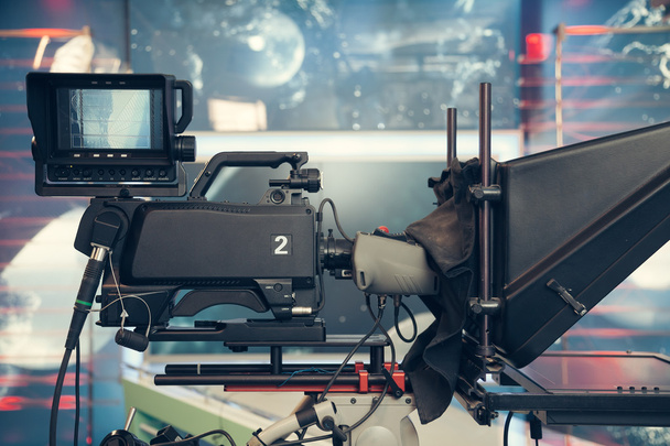 Στούντιο τηλεόρασης με κάμερα και φώτα - καταγραφή τηλεόραση ειδήσεις - Φωτογραφία, εικόνα