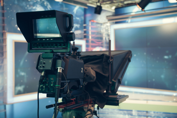 Studio de télévision avec caméra et lumières - enregistrement TV NOUVELLES
 - Photo, image