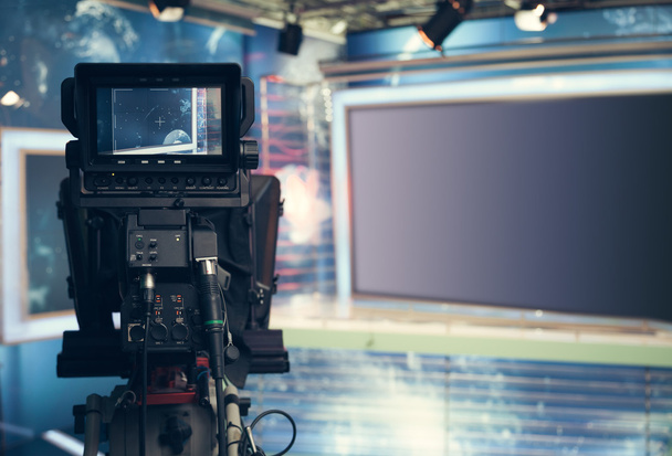 Televizní studio s kamerou a světlo - nahrávání televizního zpravodajství - Fotografie, Obrázek