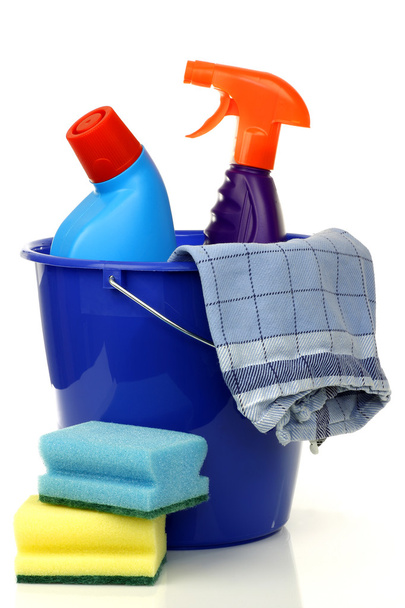 seau ménager en plastique bleu avec deux bouteilles de nettoyage
 - Photo, image