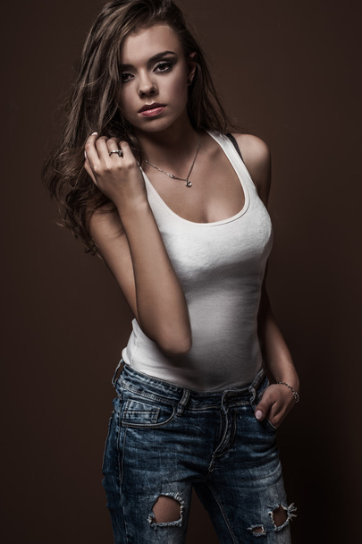 hezká brunetka žena nosí bílou vestu - Fotografie, Obrázek