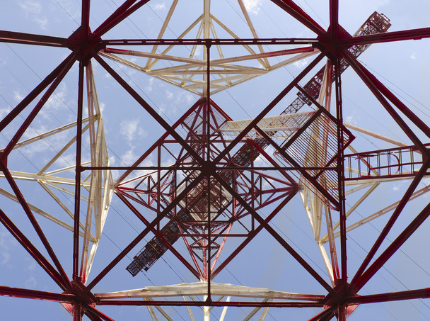 Fém magas feszültségű elektromos pillér ellen a kék ég - Fotó, kép