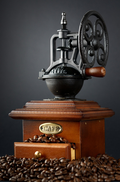 Retro, ouderwetse koffie grinder en koffiebonen studio isol - Foto, afbeelding