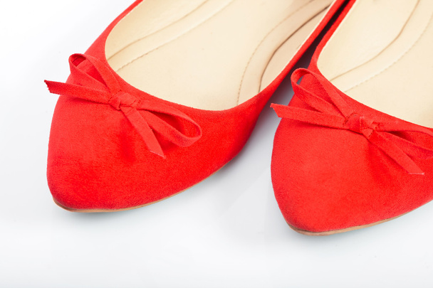 Пара червоного жіночого взуття крупним планом
 - Фото, зображення