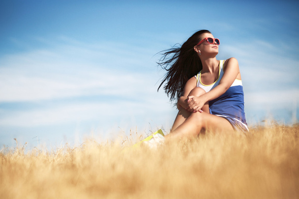 Freedom concept. Beautiful woman enjoying summer sun in the fiel - Fotografie, Obrázek