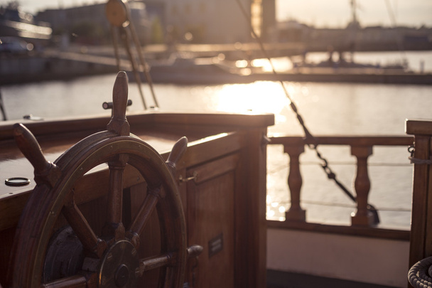 Eski bir yelkenli gemi günbatımı içinde direksiyon - Fotoğraf, Görsel