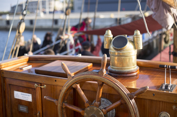 Кермо старого дерев'яного вітрильного корабля
 - Фото, зображення