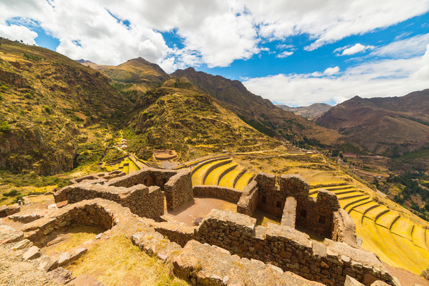 Inca teraszok és épület romok Pisac, Szent völgy, Peru - Fotó, kép