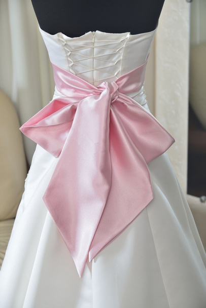 Hochzeitskleid mit rosa Schleife und Korsett - Foto, Bild