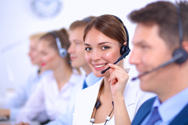 Atraente Sorrindo positivo jovens empresários e colegas em um escritório de call center - Foto, Imagem