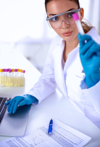 Жінка-дослідник оточена медичними флаконами та колбами, ізольовані на білому тлі
 - Фото, зображення