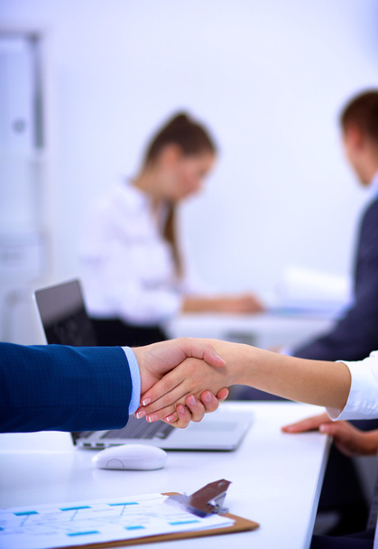 Geschäftsleute beim Händeschütteln nach einem Meeting, im Büro - Foto, Bild