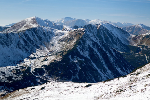 Vista de las crestas nevadas de las montañas occidentales de Tatras, Cárpatos occidentales, Eslovaquia
 - Foto, imagen