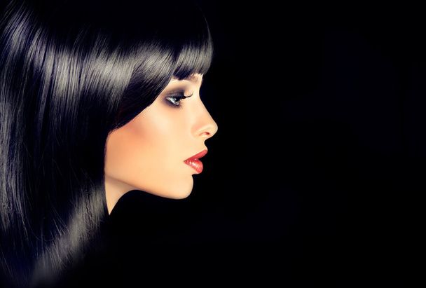 Дівчина в профілі з чорним блискучим волоссям
 - Фото, зображення