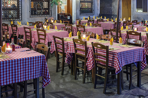 lege tabellen in een openlucht restaurant - Foto, afbeelding