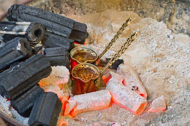 Préparation du café en pots sur charbons chauds
 - Photo, image